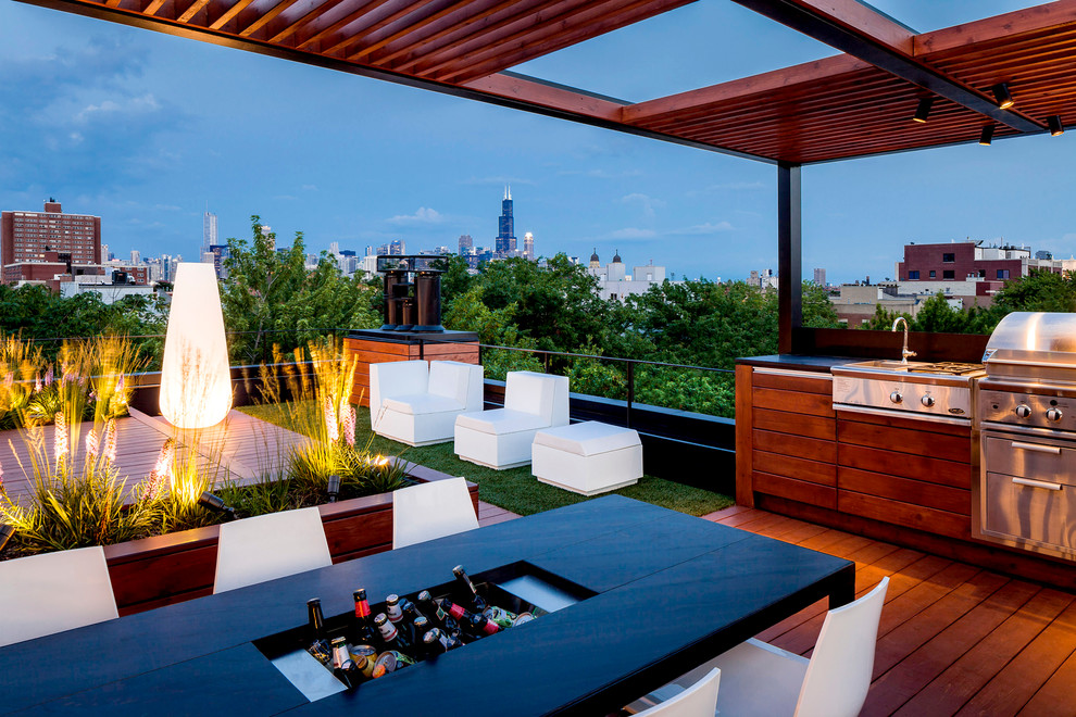 Cette image montre un toit terrasse minimaliste avec une pergola.