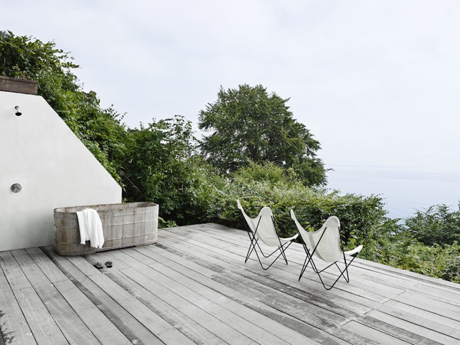 Diseño de terraza escandinava grande sin cubierta con ducha exterior