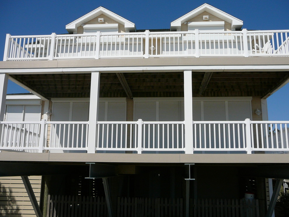 Inspiration pour une terrasse arrière marine de taille moyenne avec une extension de toiture.