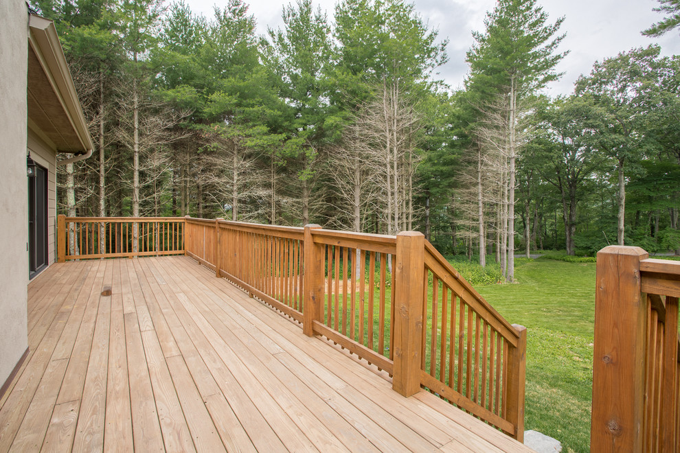 Idée de décoration pour une terrasse arrière chalet de taille moyenne avec aucune couverture.