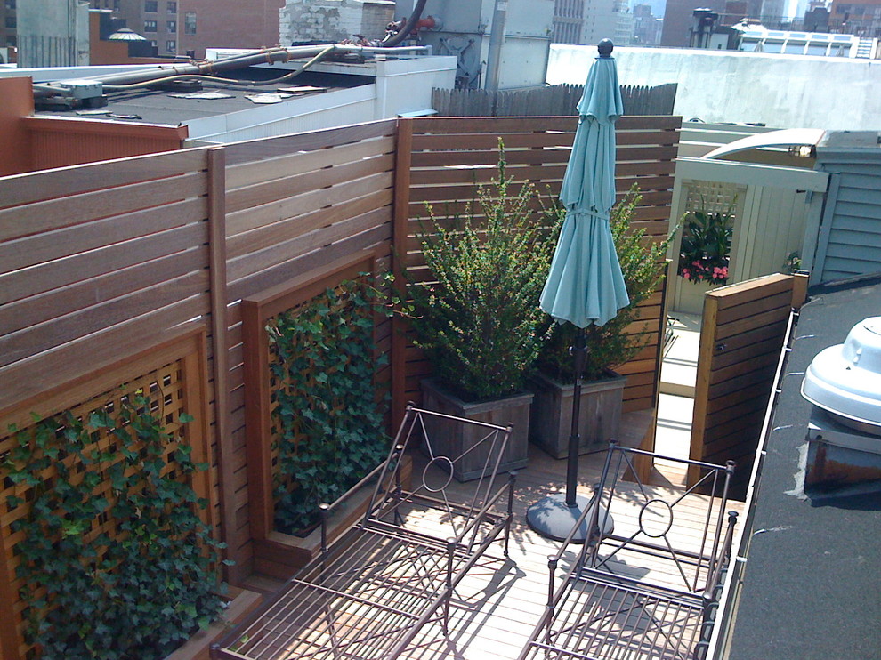 Идея дизайна: большая пергола на террасе на крыше в современном стиле с растениями в контейнерах
