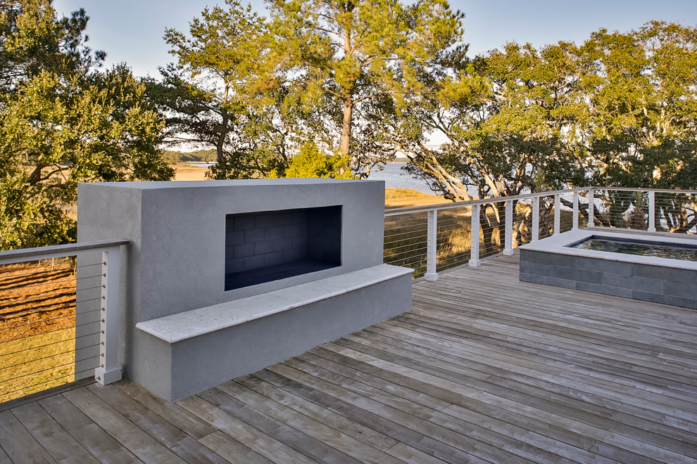 Diseño de terraza moderna grande sin cubierta en patio trasero con brasero