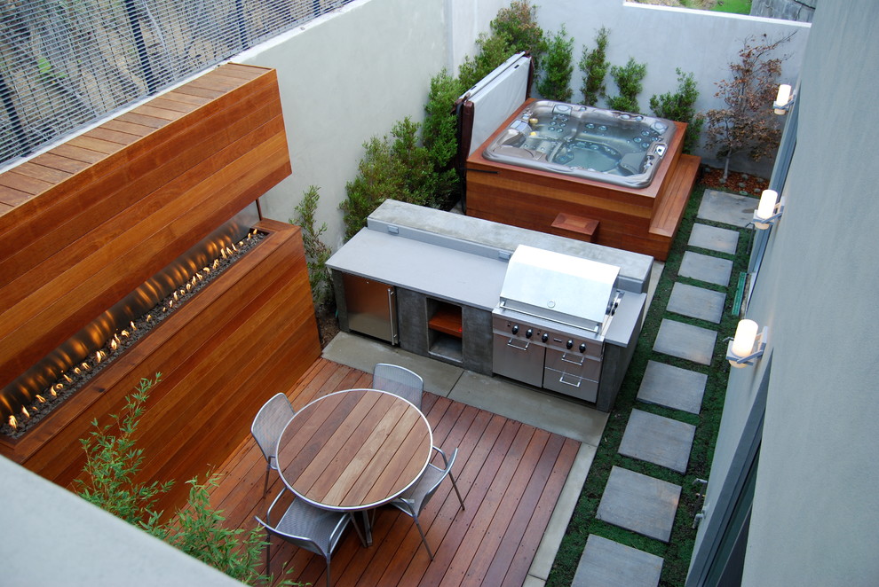 Inspiration for a contemporary deck remodel in Los Angeles