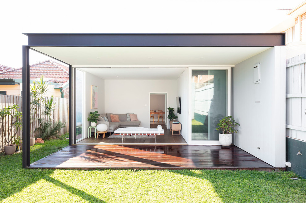 シドニーにあるコンテンポラリースタイルのおしゃれな裏庭のデッキ (張り出し屋根) の写真
