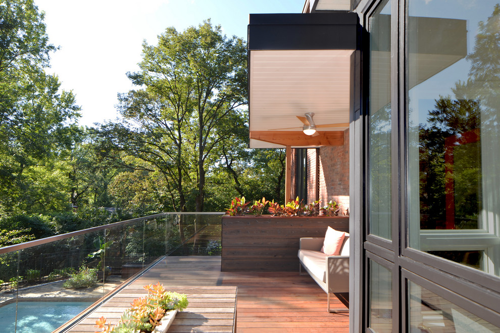 Ispirazione per una terrazza minimalista dietro casa con un tetto a sbalzo