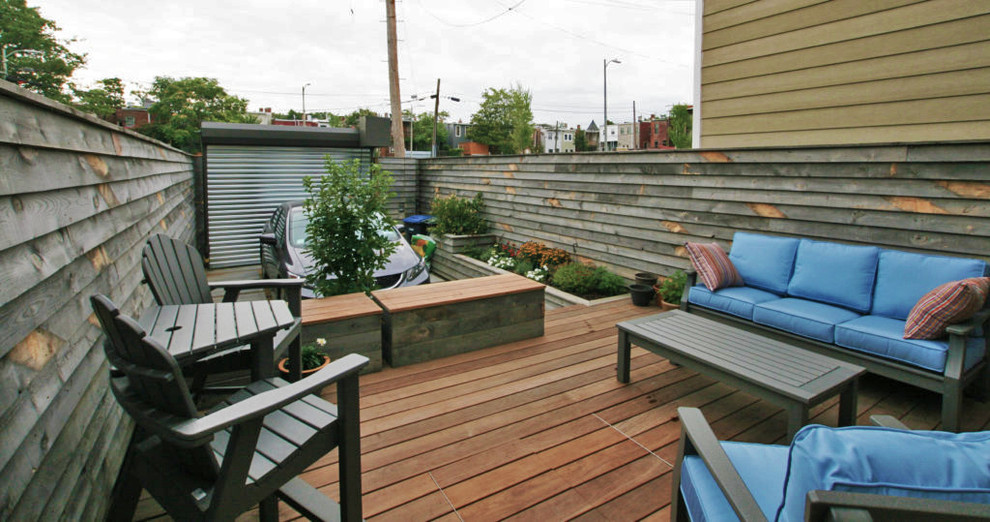 Modelo de terraza rústica de tamaño medio sin cubierta en patio trasero con jardín de macetas