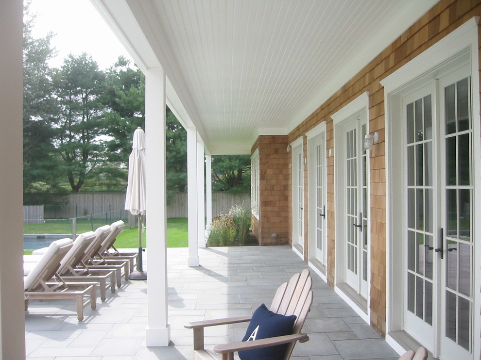 На фото: терраса среднего размера на заднем дворе в классическом стиле