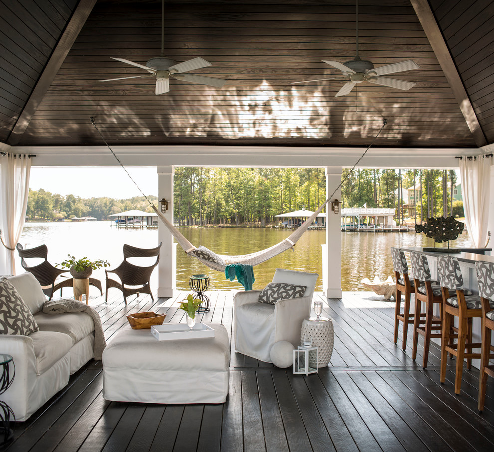 Стильный дизайн: большая терраса на заднем дворе в морском стиле с летней кухней и навесом - последний тренд