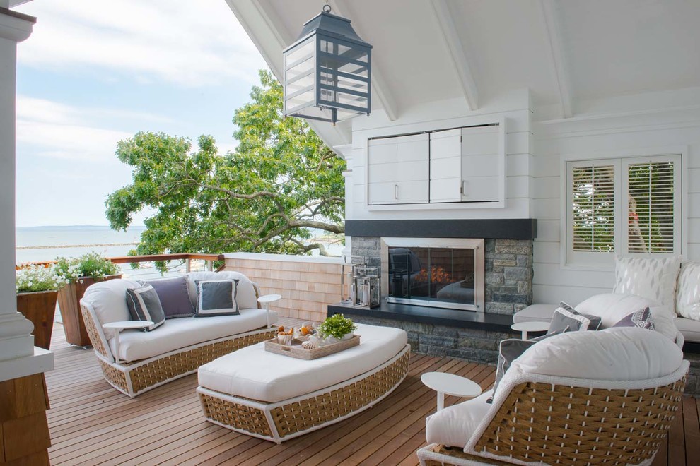 Überdachte, Mittelgroße Maritime Terrasse hinter dem Haus mit Feuerstelle in New York