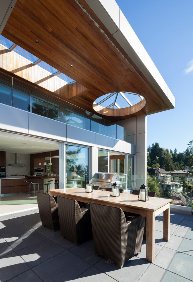 Unbedeckte Moderne Terrasse hinter dem Haus mit Grillplatz in Vancouver
