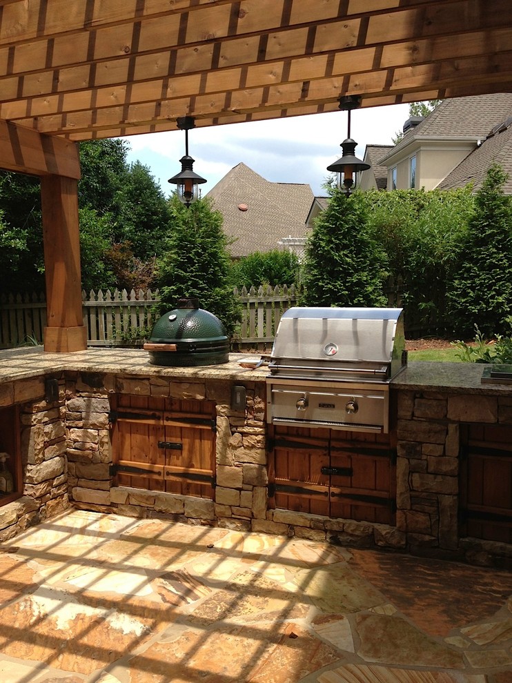 Aménagement d'une terrasse arrière classique de taille moyenne avec une cuisine d'été et une pergola.