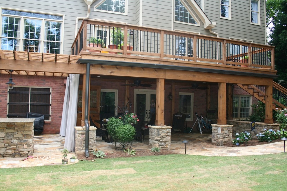 Ejemplo de terraza tradicional de tamaño medio en patio trasero con cocina exterior y pérgola