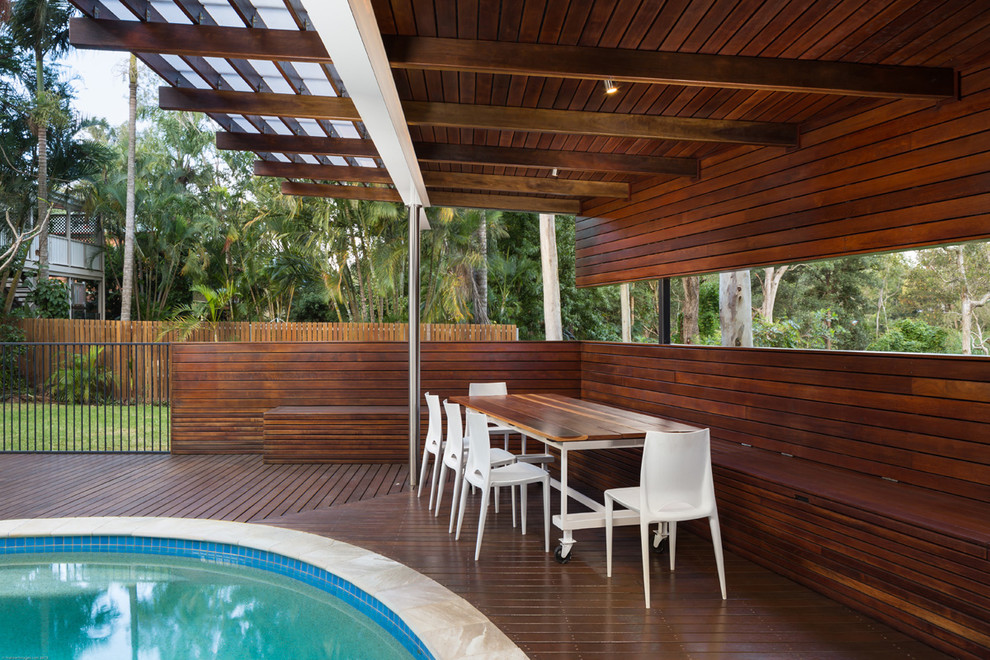 Inspiration for a mid-sized contemporary deck remodel in Brisbane