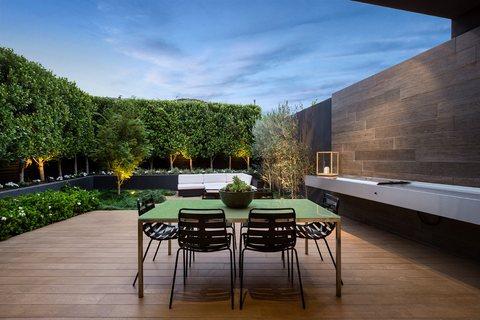 Mittelgroße Moderne Terrasse im Innenhof mit Beleuchtung in Melbourne