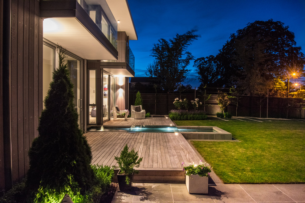 Moderne Terrasse hinter dem Haus mit Wasserspiel in Christchurch