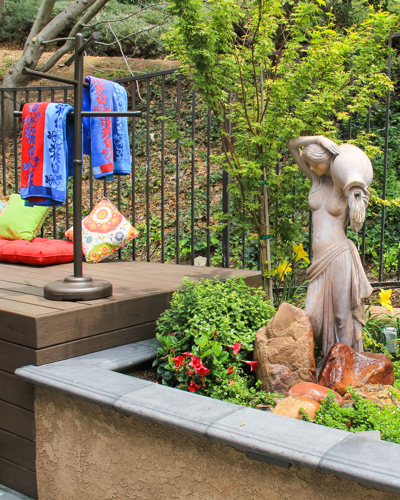Источник вдохновения для домашнего уюта: маленький фонтан на террасе на заднем дворе в стиле фьюжн для на участке и в саду