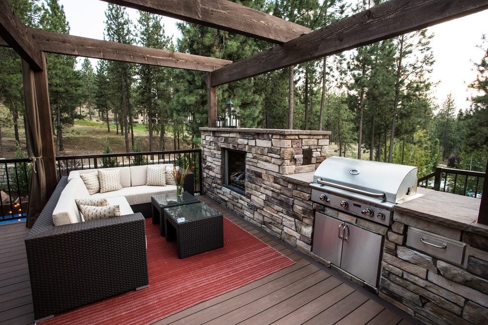 Transitional deck photo in Seattle
