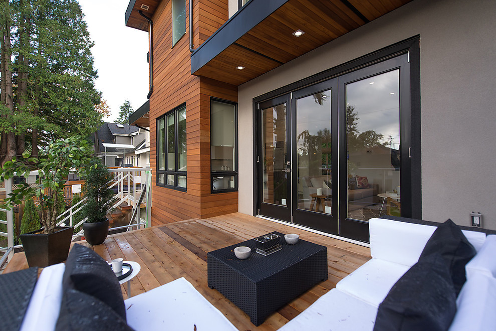 Ispirazione per una piccola terrazza minimal dietro casa con un tetto a sbalzo