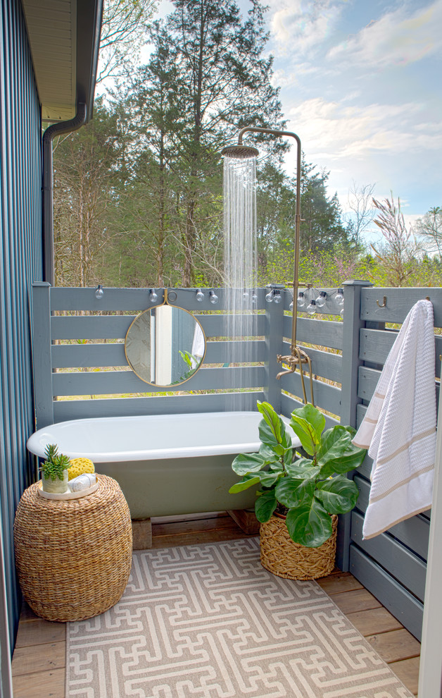 Свежая идея для дизайна: душ на террасе в морском стиле без защиты от солнца - отличное фото интерьера