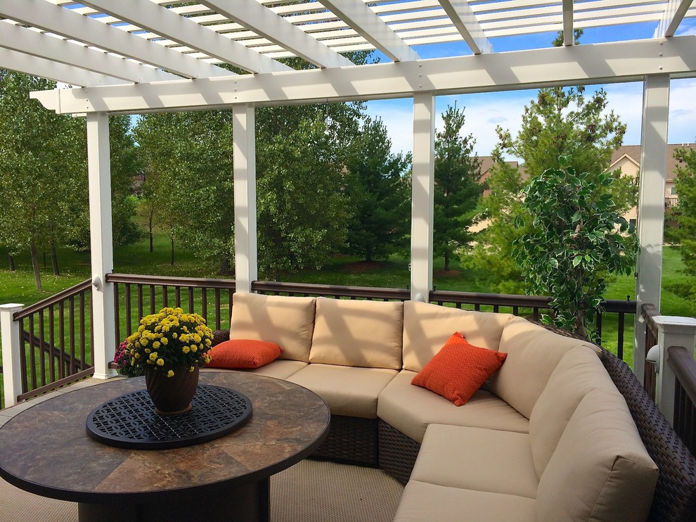 Aménagement d'une terrasse latérale classique de taille moyenne avec une pergola.