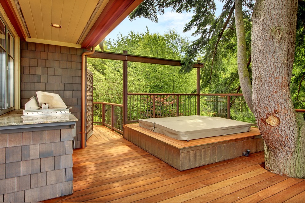 Cette image montre une terrasse craftsman avec une extension de toiture.
