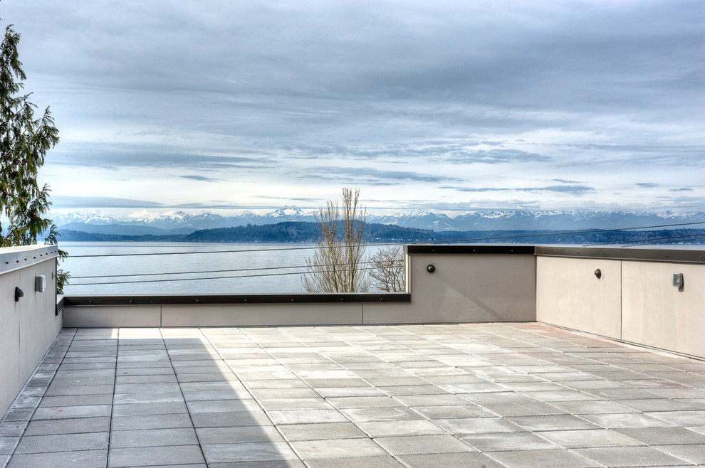 Ispirazione per una grande terrazza minimalista sul tetto con nessuna copertura