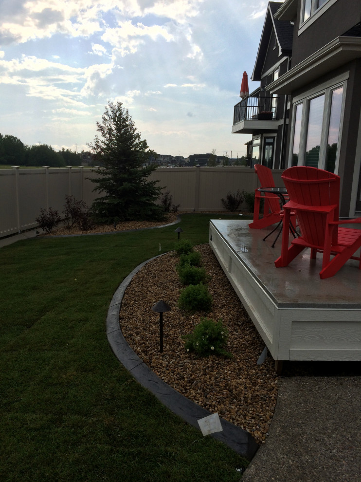 Foto di una terrazza minimal di medie dimensioni e dietro casa con un focolare