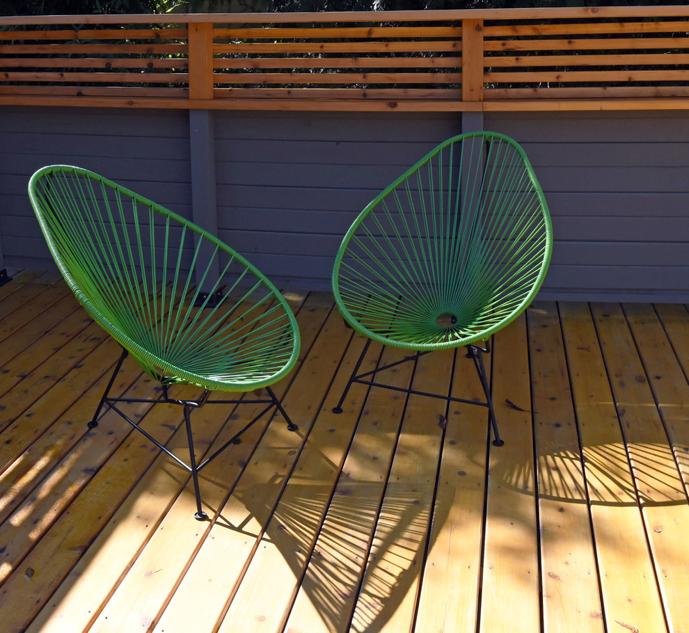 Deck - mid-sized mid-century modern rooftop deck idea in Vancouver with a roof extension