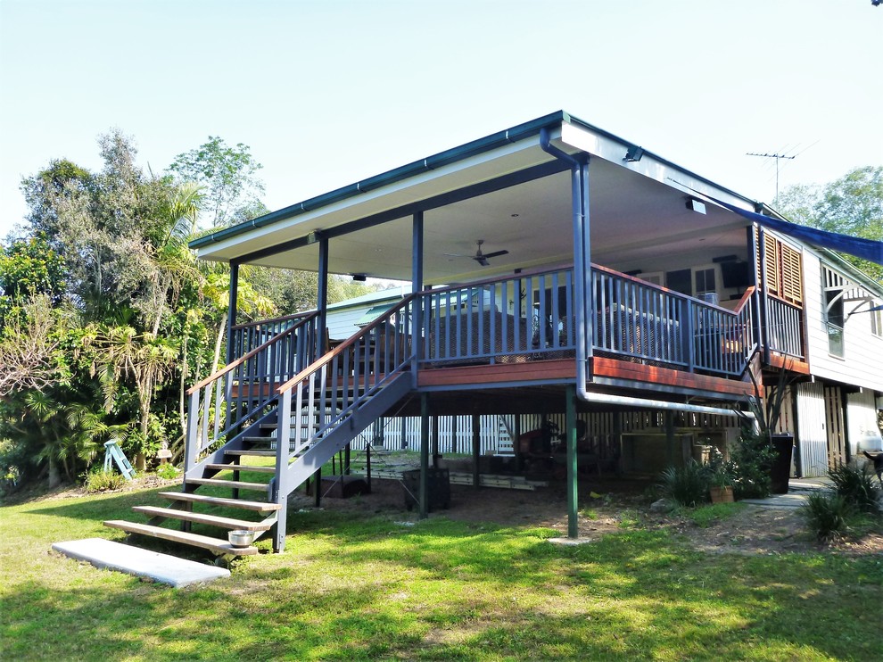 Imagen de terraza clásica de tamaño medio en patio trasero y anexo de casas con cocina exterior