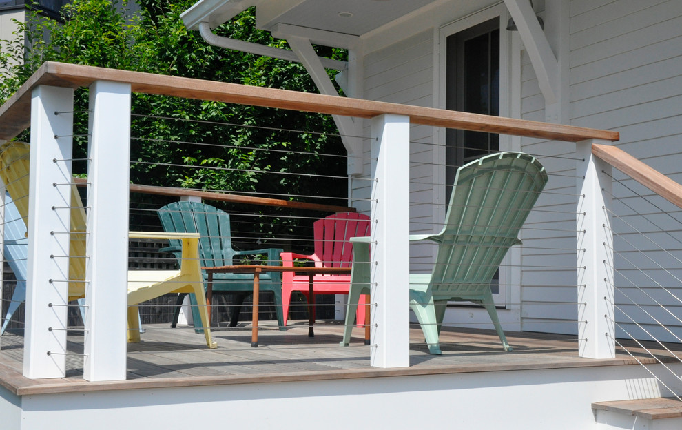 На фото: маленькая терраса на заднем дворе в морском стиле без защиты от солнца для на участке и в саду с