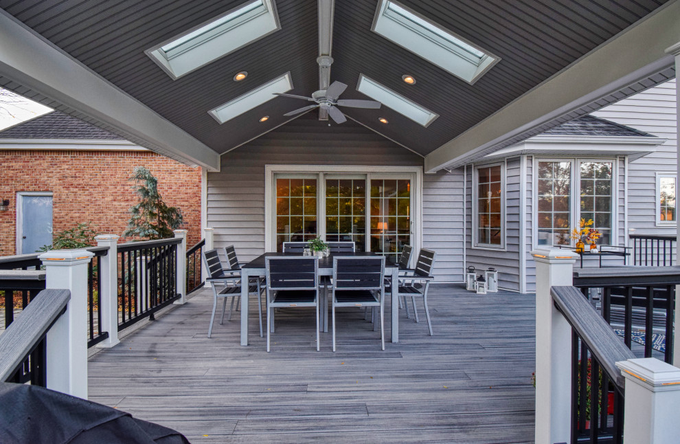 Réalisation d'une terrasse arrière tradition de taille moyenne avec une extension de toiture.