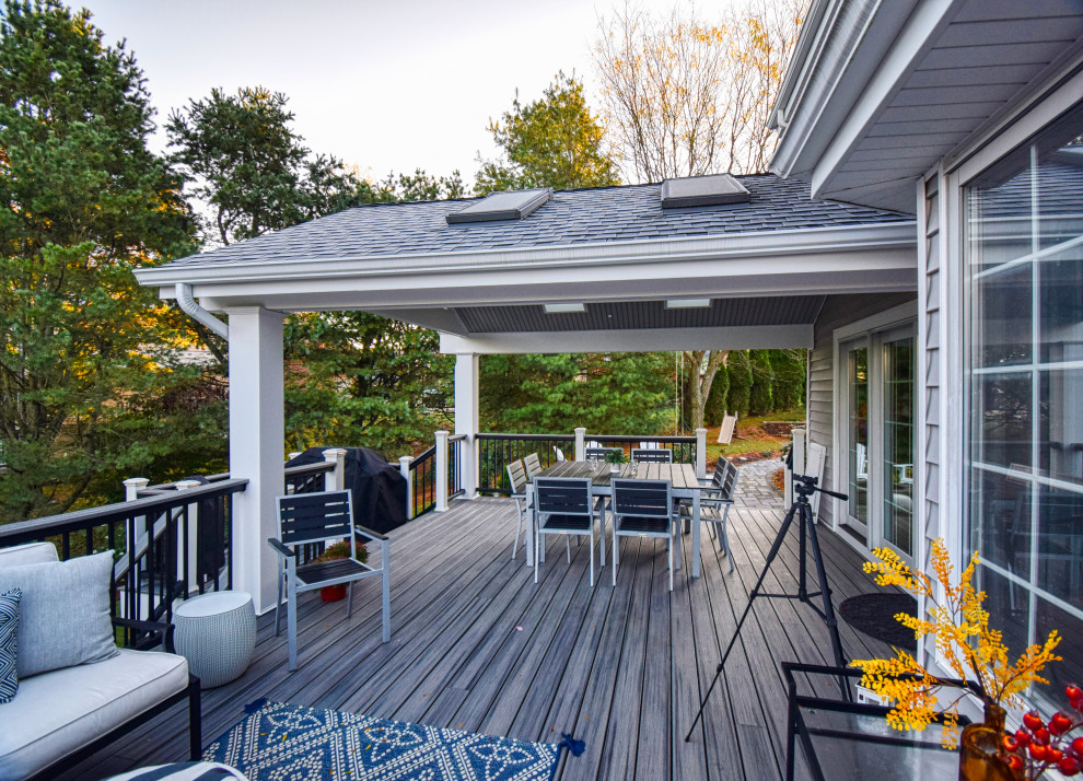 Idées déco pour une terrasse arrière classique de taille moyenne avec une extension de toiture.