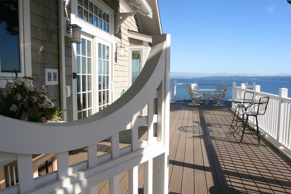 Immagine di una grande terrazza stile marinaro dietro casa con nessuna copertura