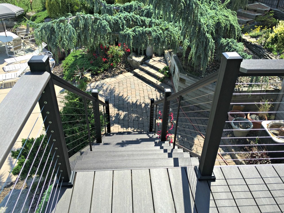 На фото: терраса среднего размера на заднем дворе в современном стиле без защиты от солнца с