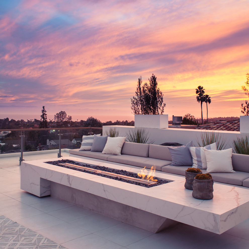 ロサンゼルスにあるラグジュアリーな巨大なコンテンポラリースタイルのおしゃれな屋上のデッキ (ファイヤーピット、日よけなし、屋上) の写真