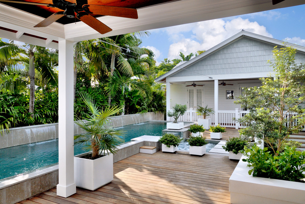 Example of an island style deck design in Miami