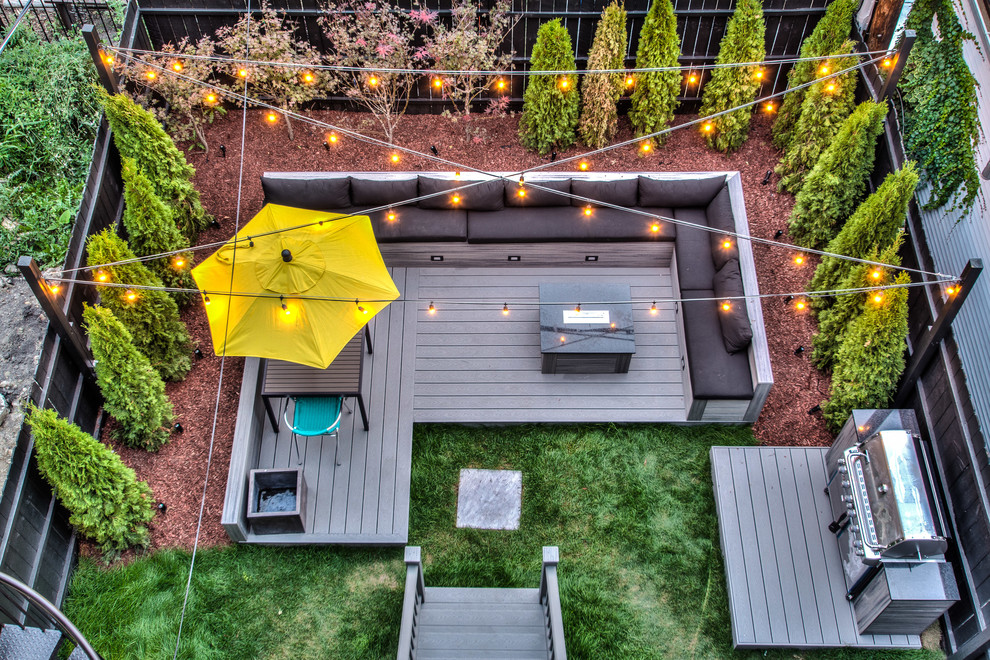 Imagen de terraza moderna de tamaño medio sin cubierta en patio trasero con brasero