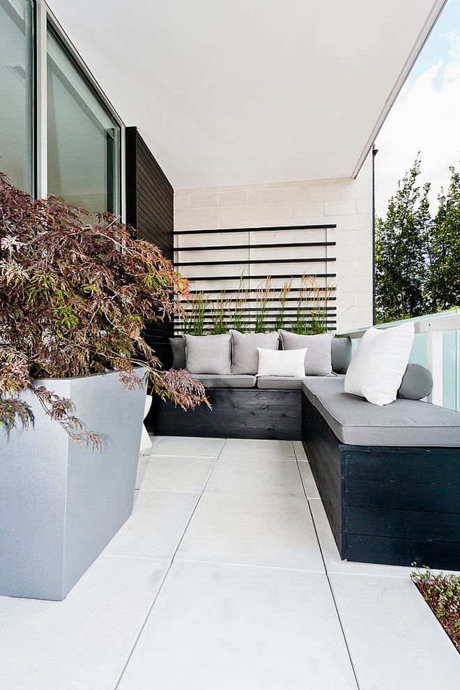 Design ideas for a contemporary terrace in Chicago.