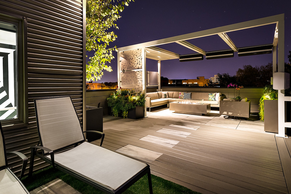 Example of a trendy rooftop deck design in Chicago with a fire pit