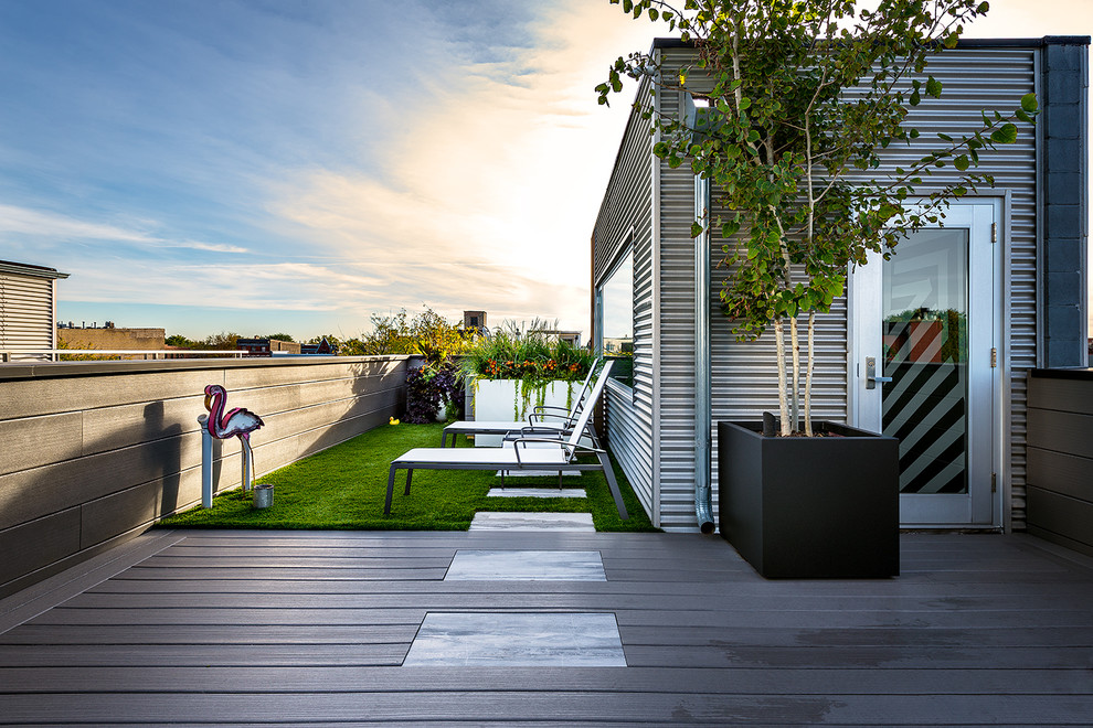 Inspiration for a contemporary rooftop deck remodel in Chicago