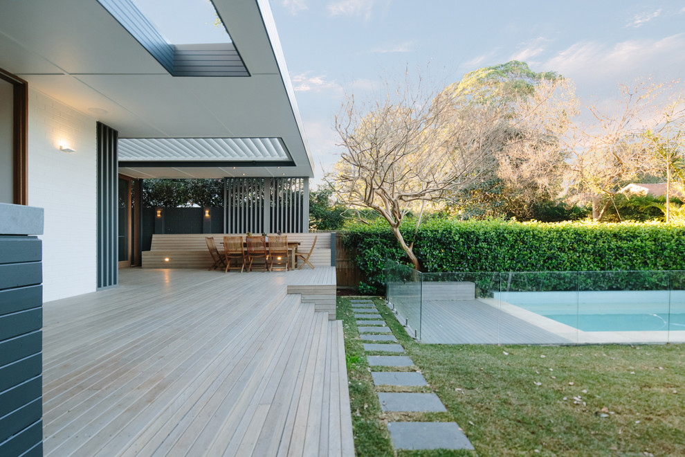 Ispirazione per una terrazza minimal di medie dimensioni e dietro casa con una pergola