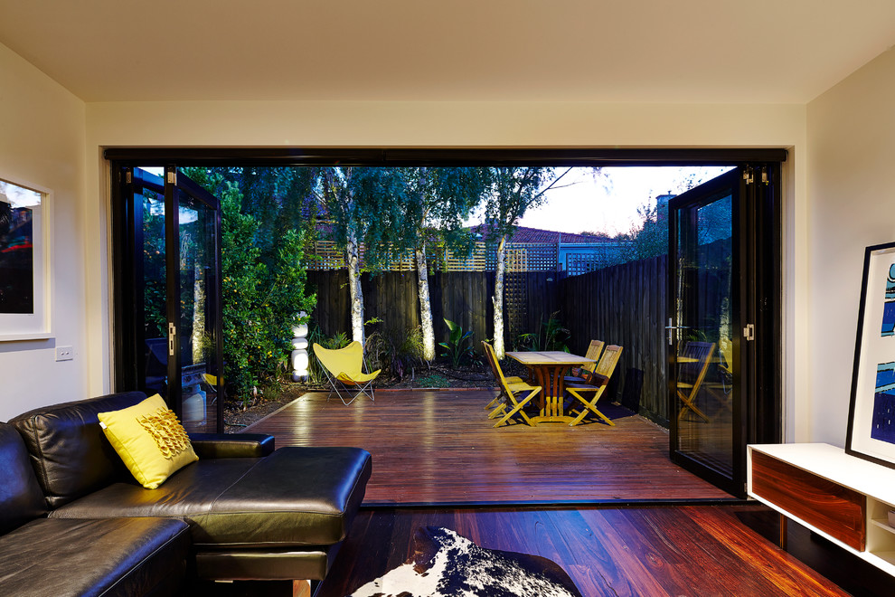 Стильный дизайн: маленькая терраса в современном стиле для на участке и в саду - последний тренд