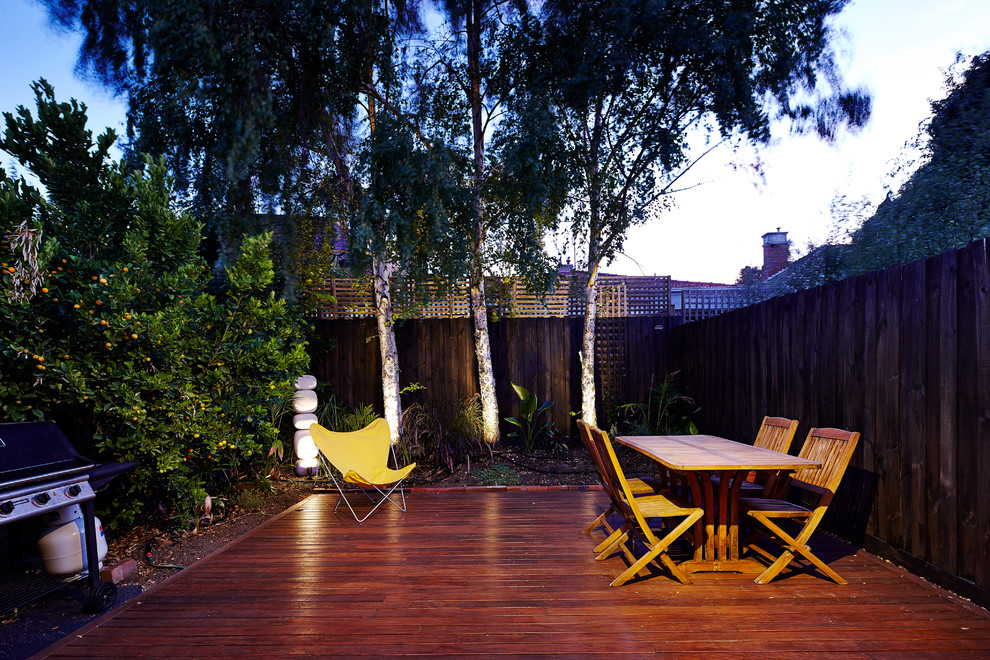 Свежая идея для дизайна: маленькая терраса на заднем дворе в современном стиле для на участке и в саду - отличное фото интерьера