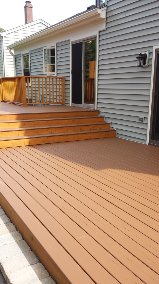 Deck - mid-sized traditional backyard deck idea in Chicago