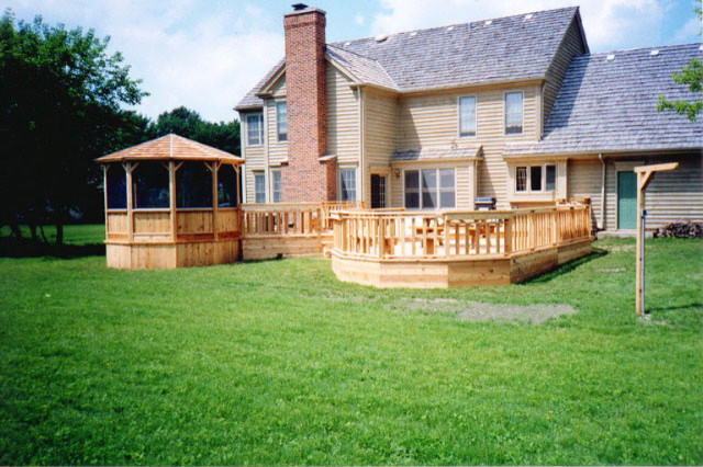Immagine di una terrazza rustica di medie dimensioni e dietro casa