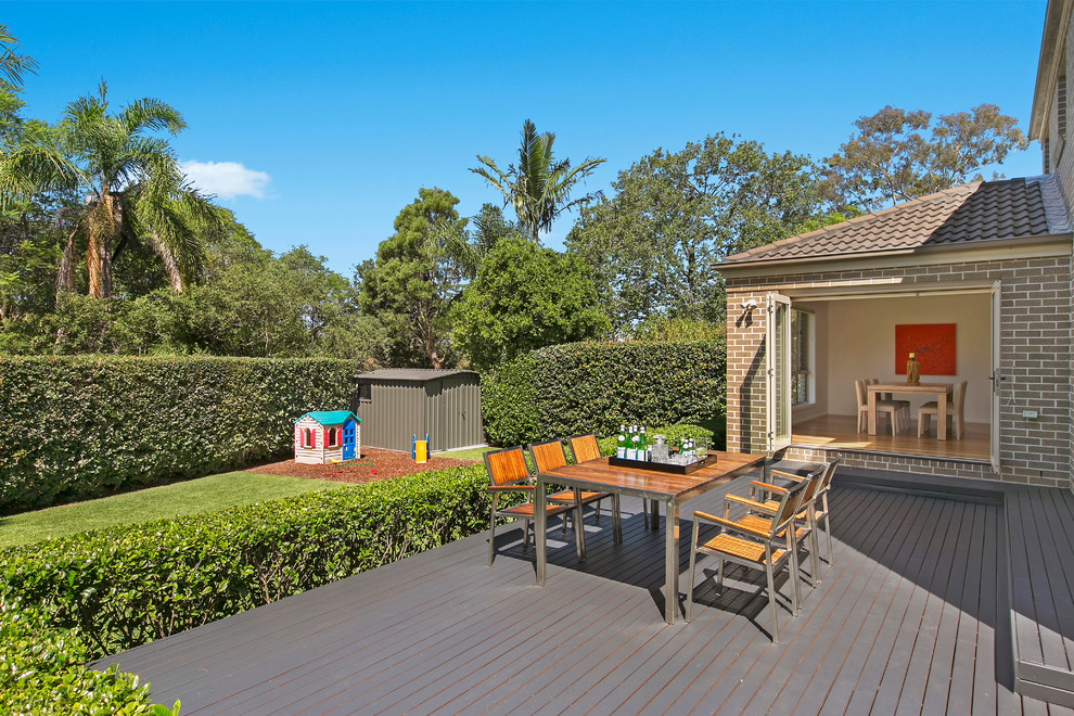シドニーにあるトラディショナルスタイルのおしゃれな裏庭のデッキ (日よけなし) の写真