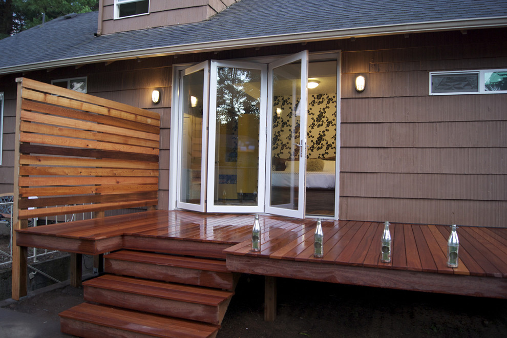 На фото: терраса среднего размера на заднем дворе в стиле модернизм без защиты от солнца