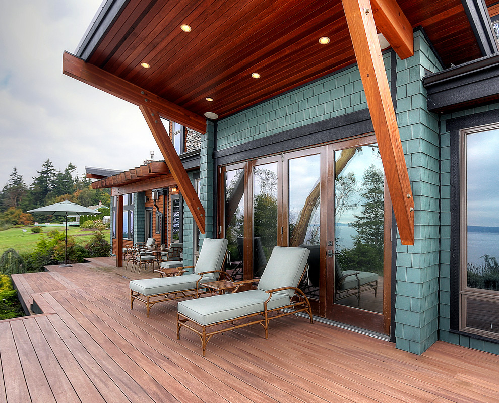 Inspiration pour une terrasse arrière craftsman avec une extension de toiture.
