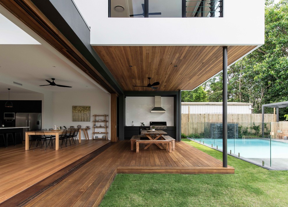 Ispirazione per una terrazza minimal di medie dimensioni e dietro casa