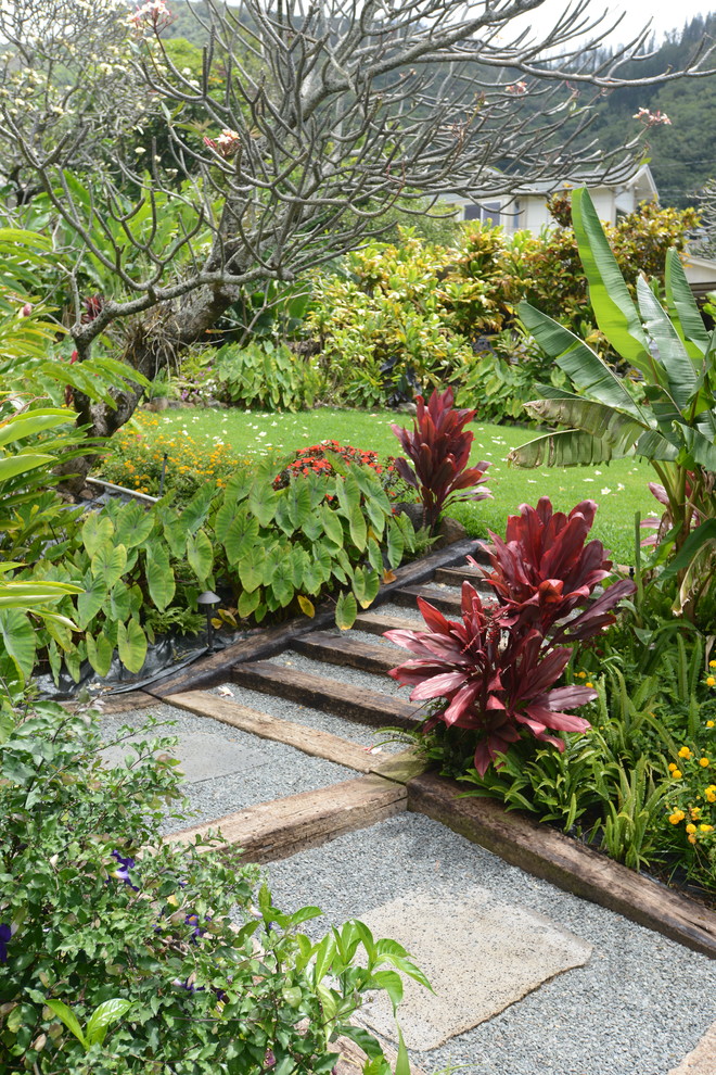 Источник вдохновения для домашнего уюта: летний регулярный сад среднего размера на заднем дворе в восточном стиле с садовой дорожкой или калиткой, полуденной тенью и покрытием из гравия